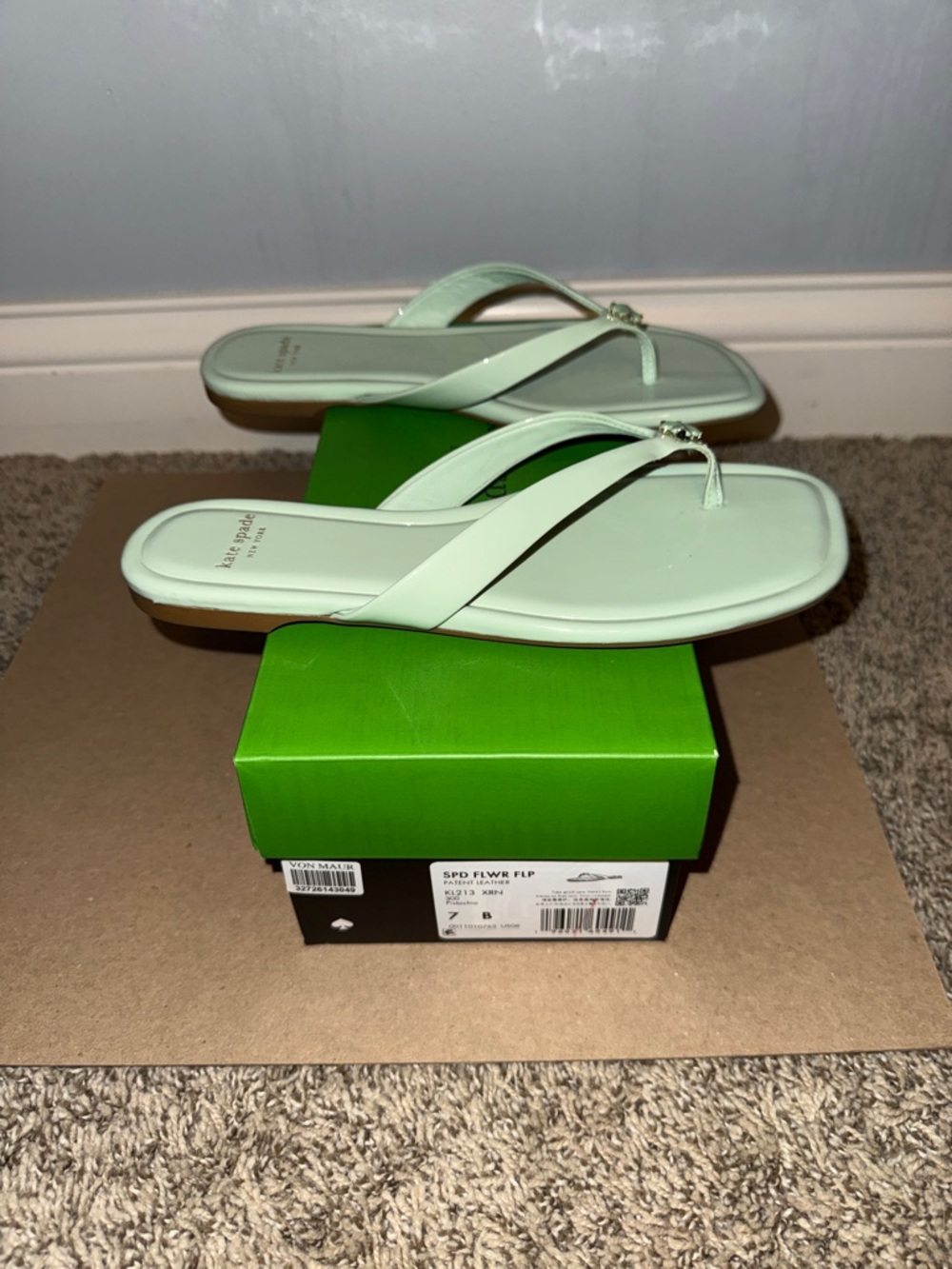 NIB KATE SPADE FLOWER FLIP FLOP PATENT LEATHER pistachio thong sandals sz 7 B
